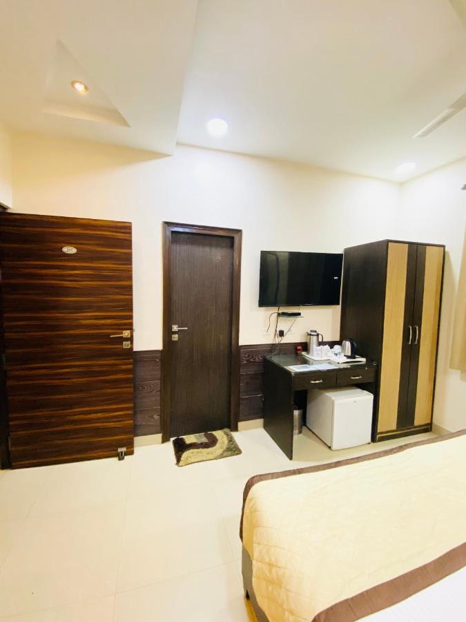 Hotel Pradeep Palace Gorakhpur Kültér fotó