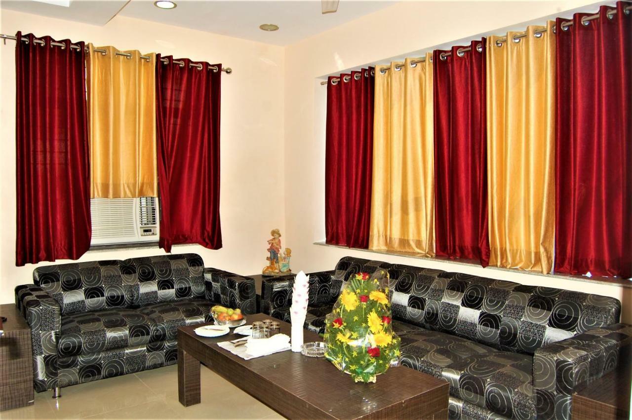 Hotel Pradeep Palace Gorakhpur Kültér fotó