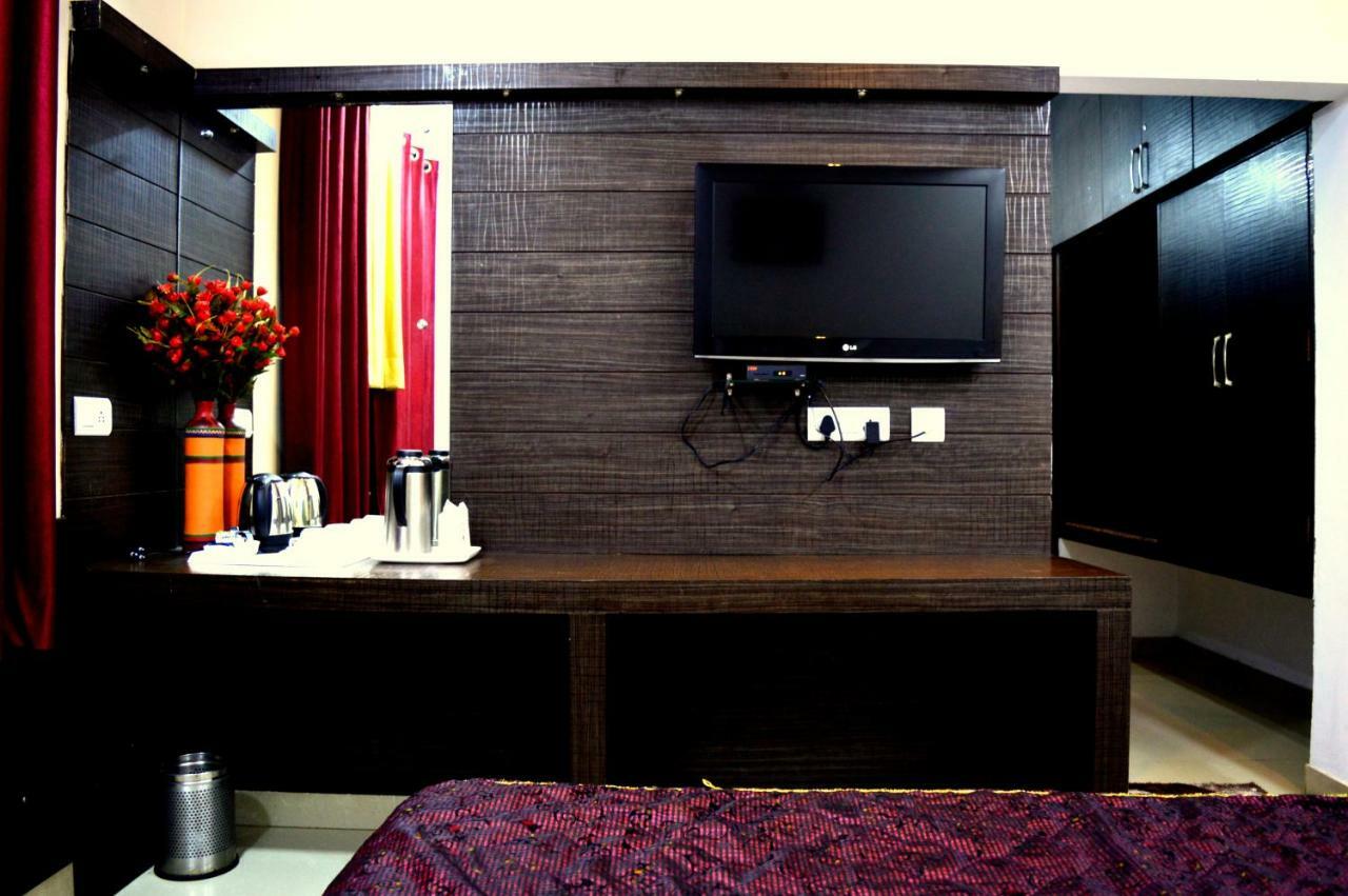 Hotel Pradeep Palace Gorakhpur Kültér fotó
